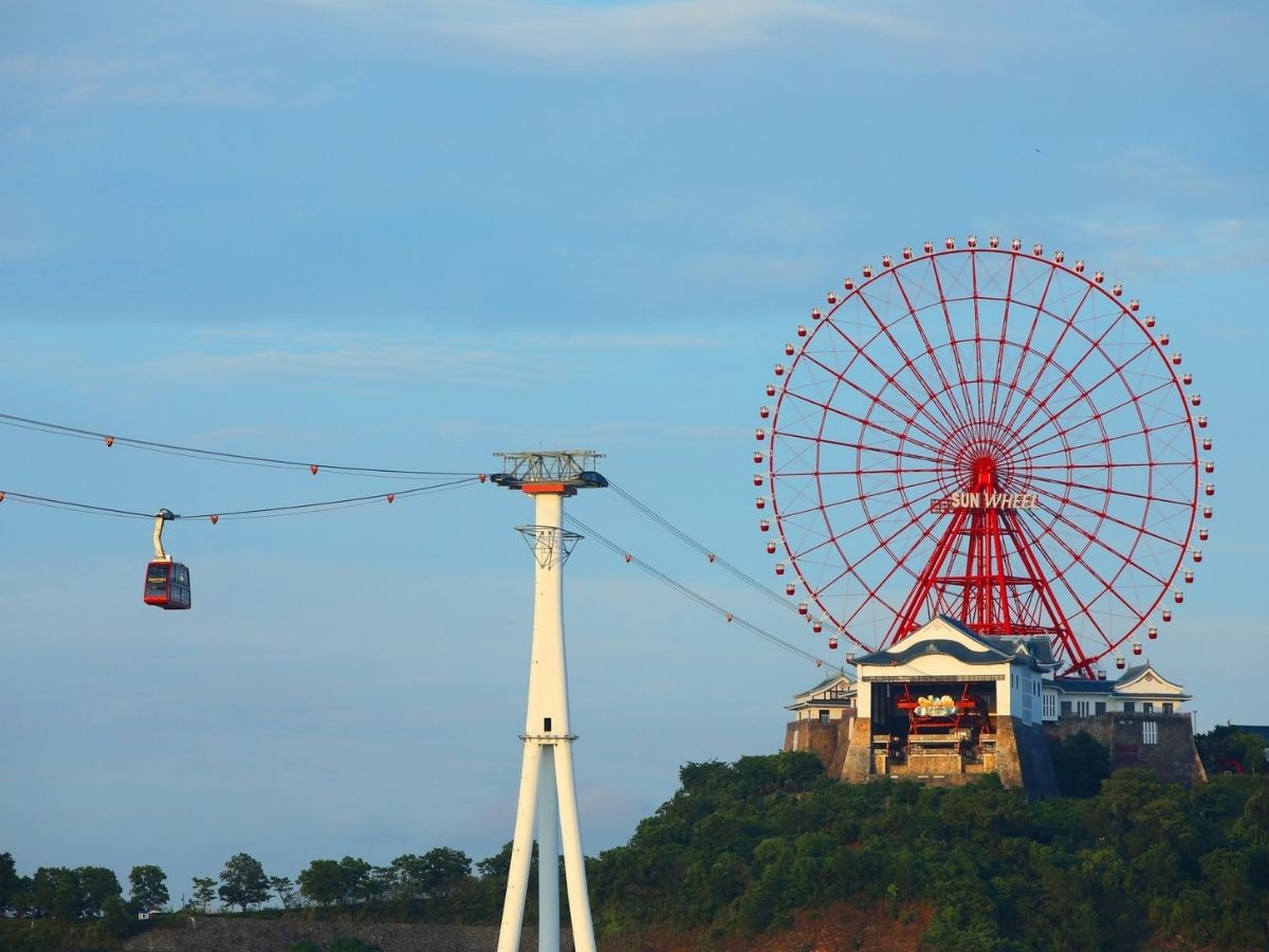 In the afternoon, explore Sun World Ha Long with the Queen Cable Car, admire the panoramic city view from the Sun Wheel, and experience Dragon Park.