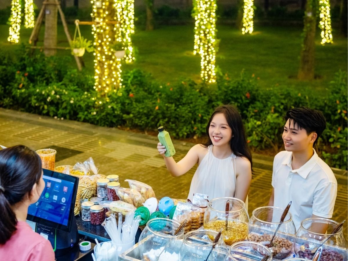 After a day of exploring, couples can spend the evening at VUI-Fest Ha Long.