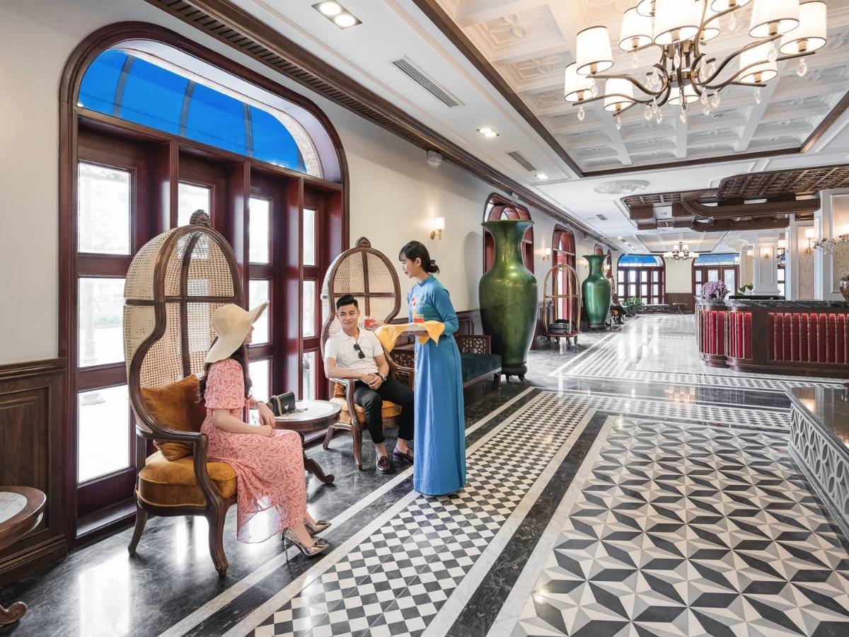 Lễ tân The HaLong Boutique Hotel phục vụ 24/7