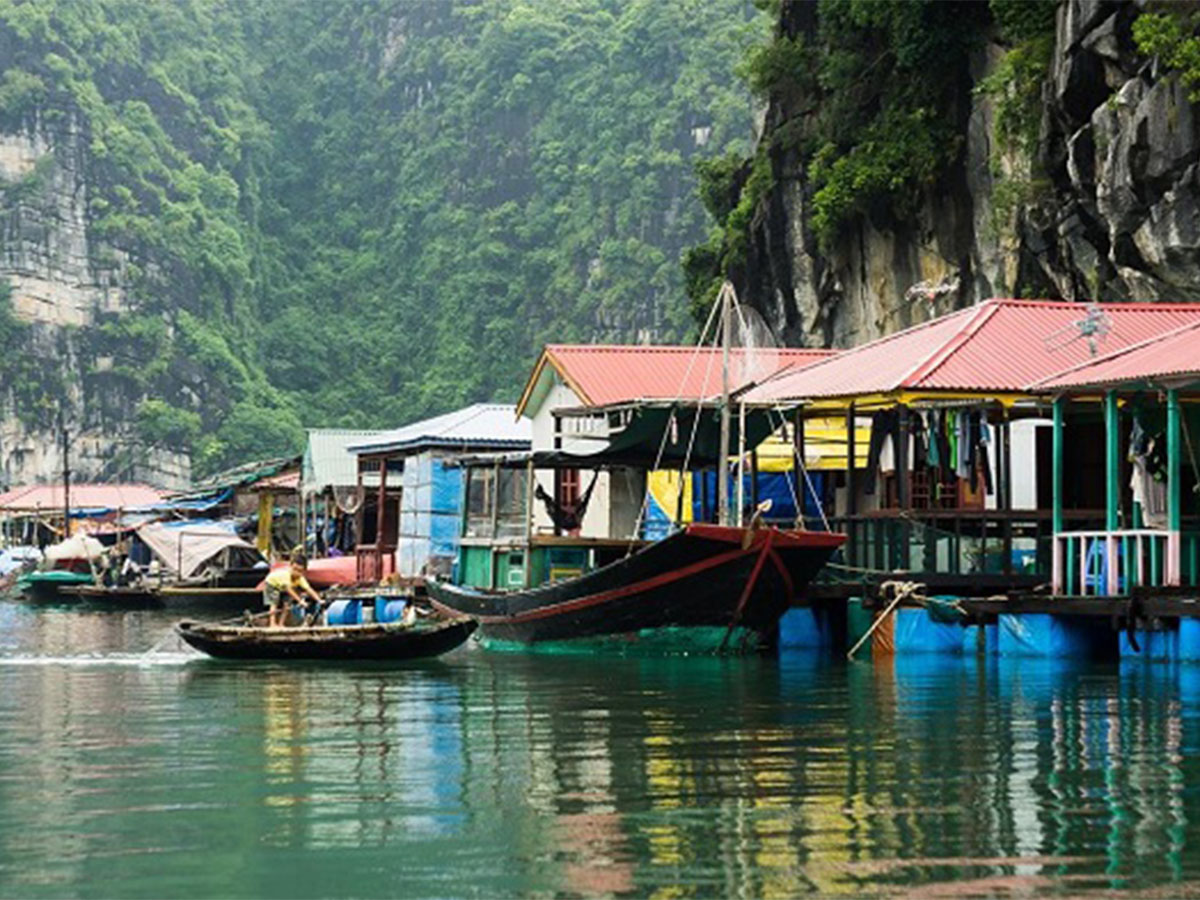 Bức tranh thiên nhiên hùng vĩ hòa quyện cùng nhịp sống ngư dân bình dị.