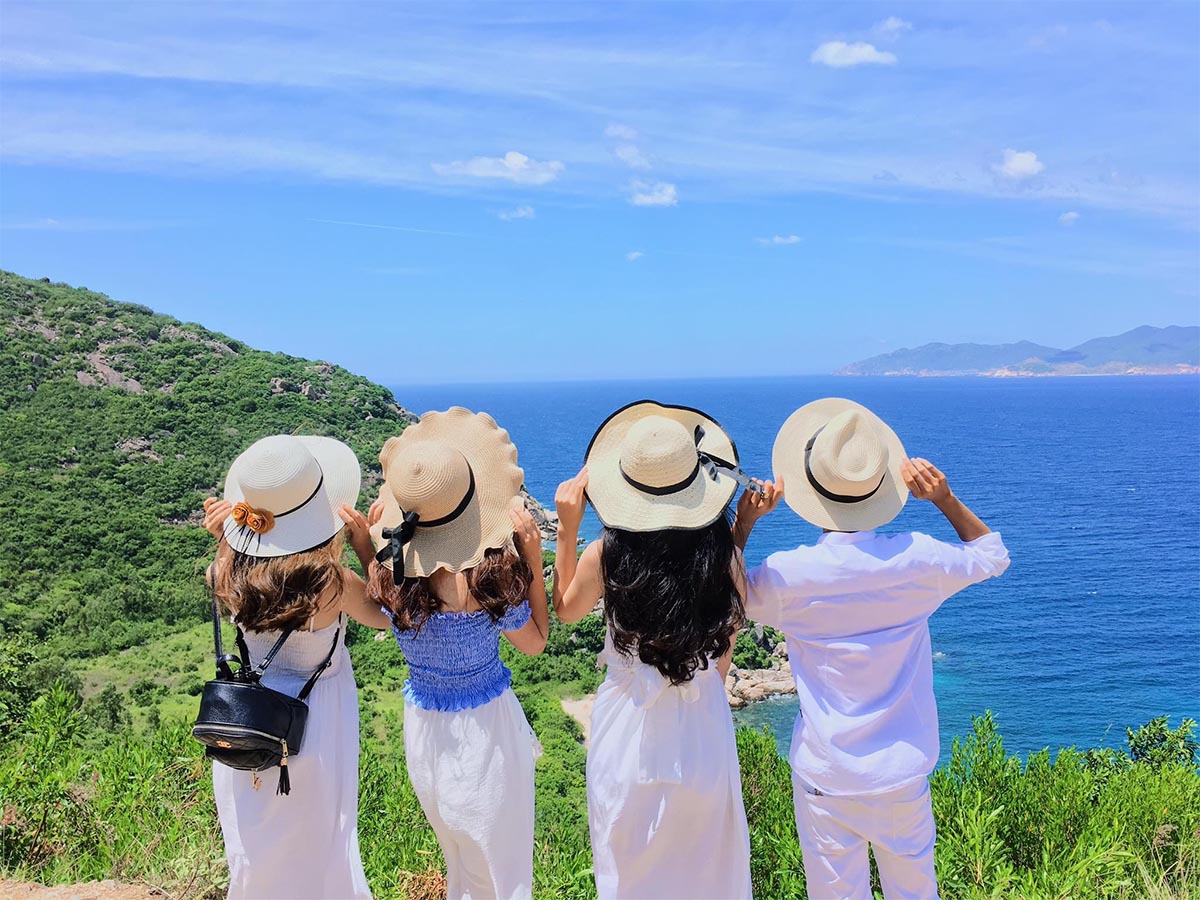 Tàu cao tốc và tàu gỗ là hai phương tiện chính ra đảo Cô Tô.