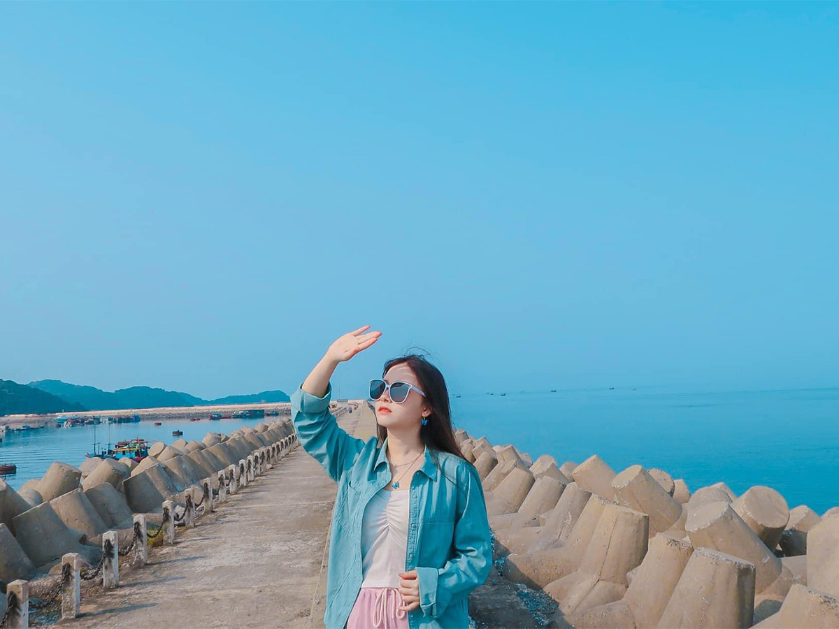So sánh tàu cao tốc và tàu gỗ để lựa chọn phương án phù hợp.