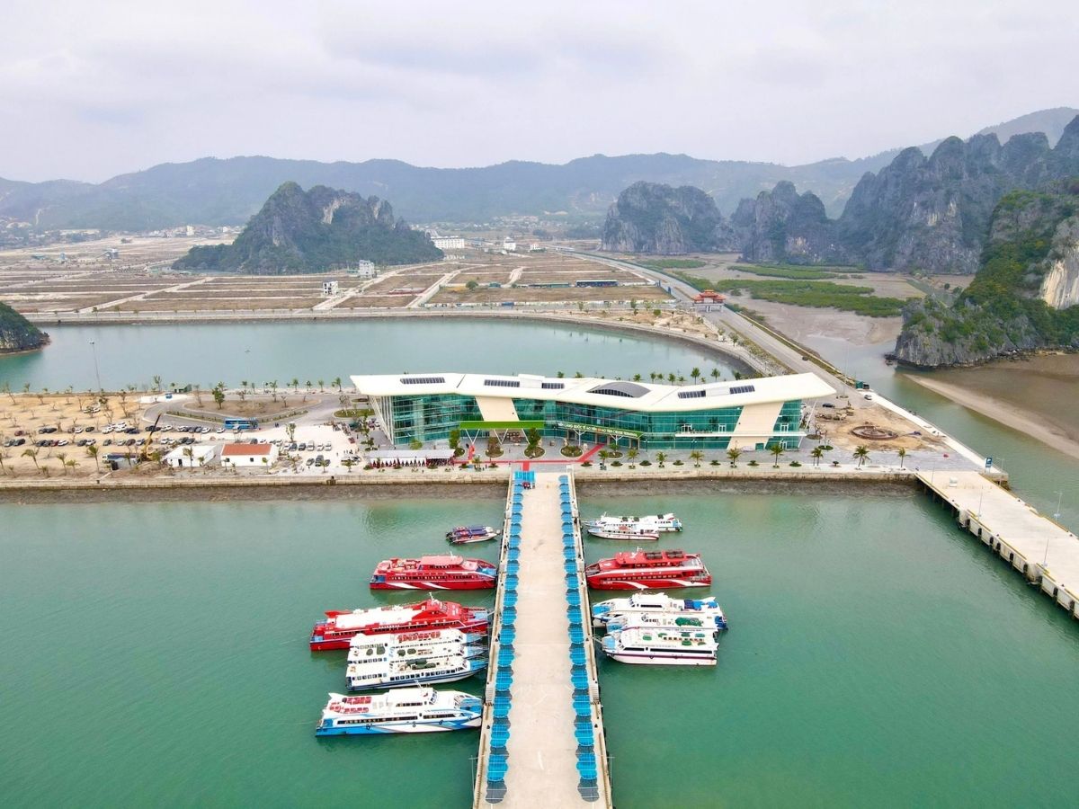 Cảng Ao Tiên tại Vân Đồn là điểm xuất phát hiện đại với cơ sở hạ tầng đầu tư bài bản.