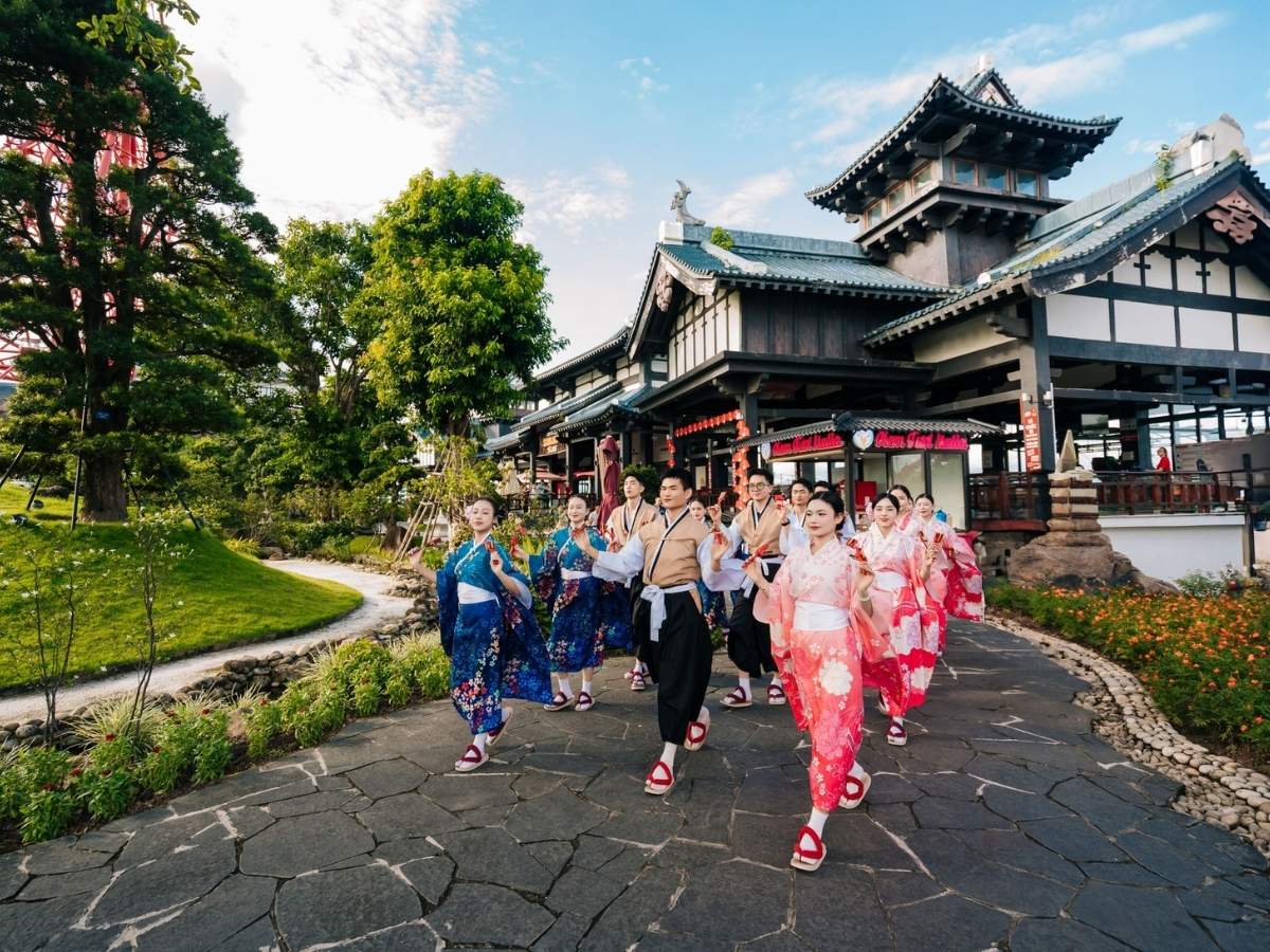 Trước khi rời đảo về đất liền vào ngày cuối, bạn có thể kết hợp tham quan Sun World Ha Long.