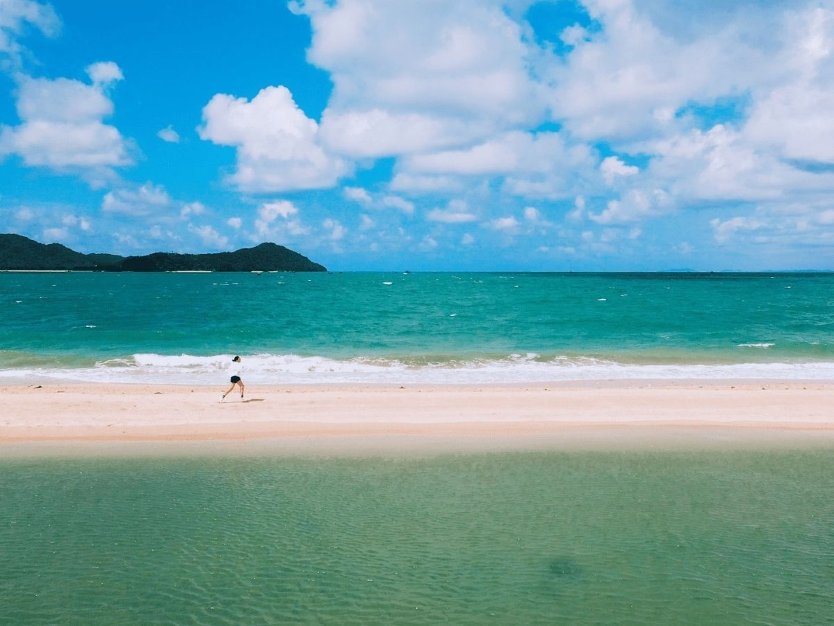 Bãi Nam và Bãi Đông là hai bãi tắm chính trên đảo Cô Tô Con với những nét quyến rũ riêng.