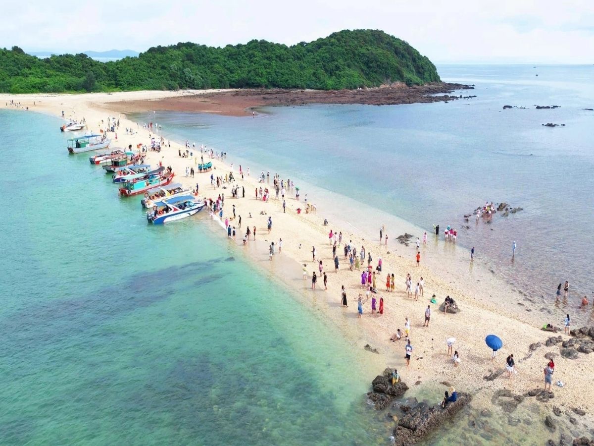 Làn nước trong vắt như pha lê là ấn tượng đầu tiên khiến nhiều người mê mẩn bãi tắm Cô Tô.