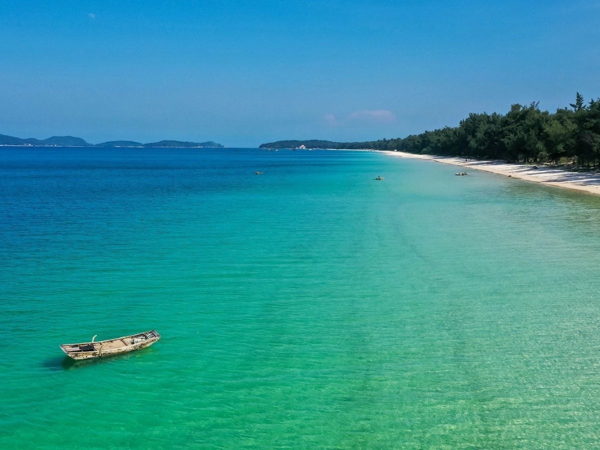 Bãi Hồng Vàn trở thành một điểm nhấn nổi bật nằm ở phía đông của đặc khu Cô Tô.