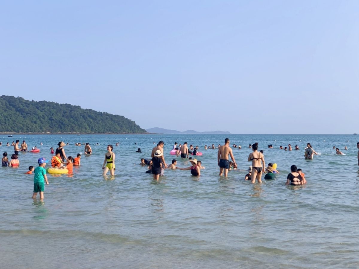 Bãi tắm Vàn Chảy sở hữu dải bờ biển dài cùng độ sâu thoai thoải, rất thích hợp cho các hoạt động bơi lội và tắm biển.