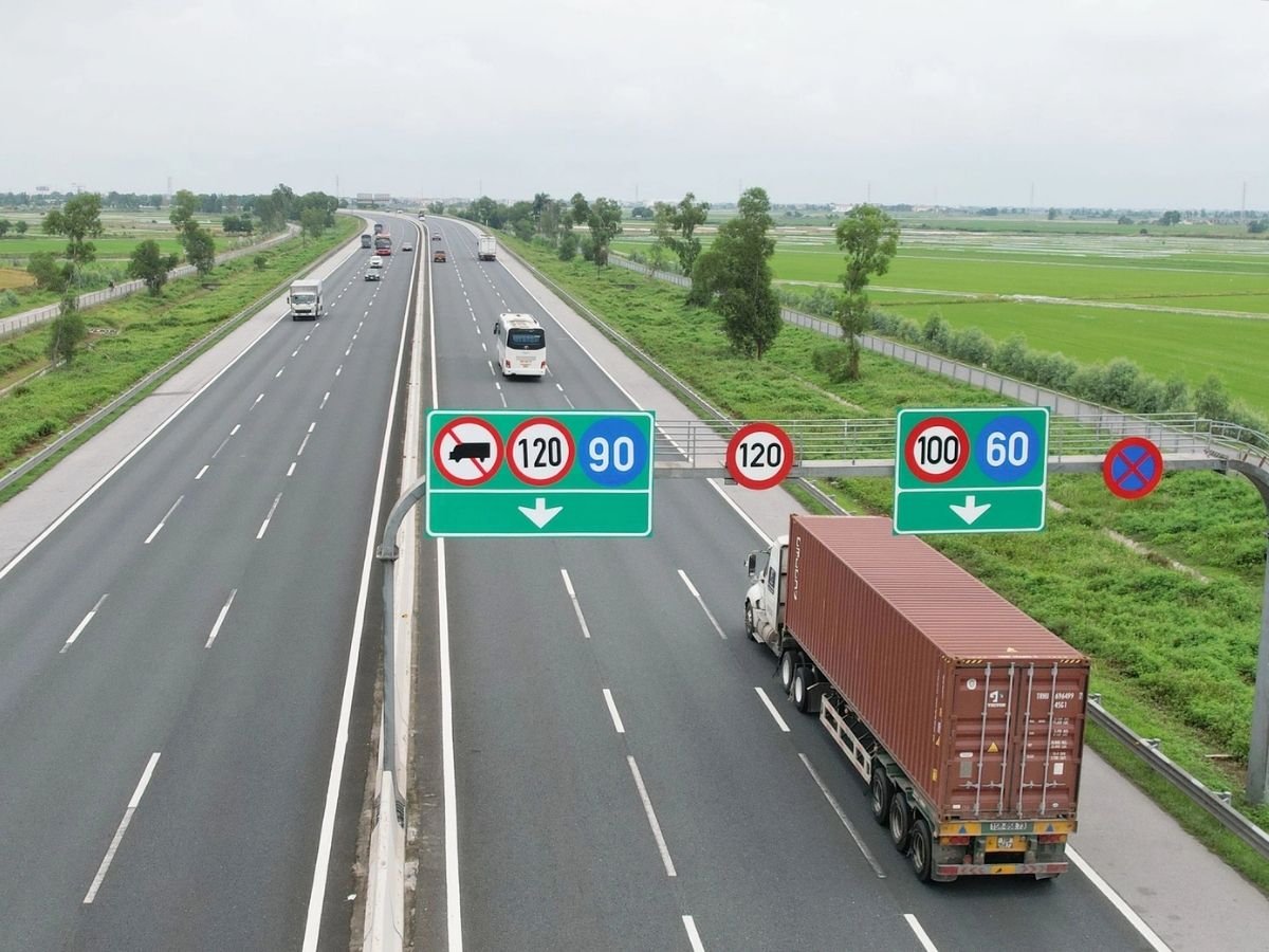 Du khách có thể tự lái ô tô hoặc xe máy trên tuyến cao tốc Hà Nội – Hải Phòng – Hạ Long – Vân Đồn.