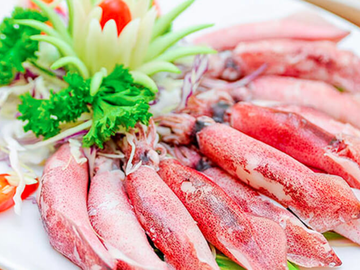 Mực Cô Tô nổi tiếng đến mức nhiều du khách mua mực một nắng làm quà.