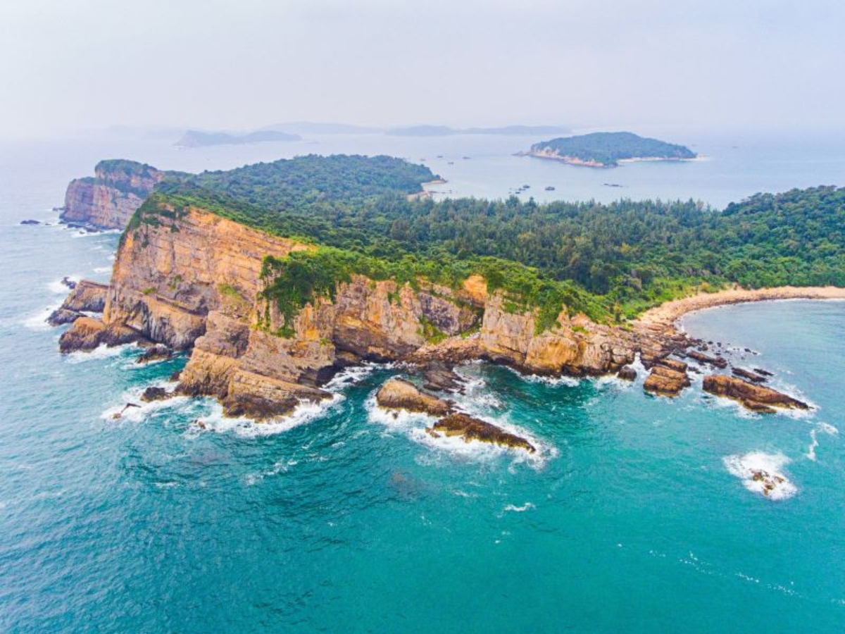 Cô Tô là hòn đảo hiếm hoi còn giữ trọn vẻ đẹp nguyên sơ của biển Đông Bắc.