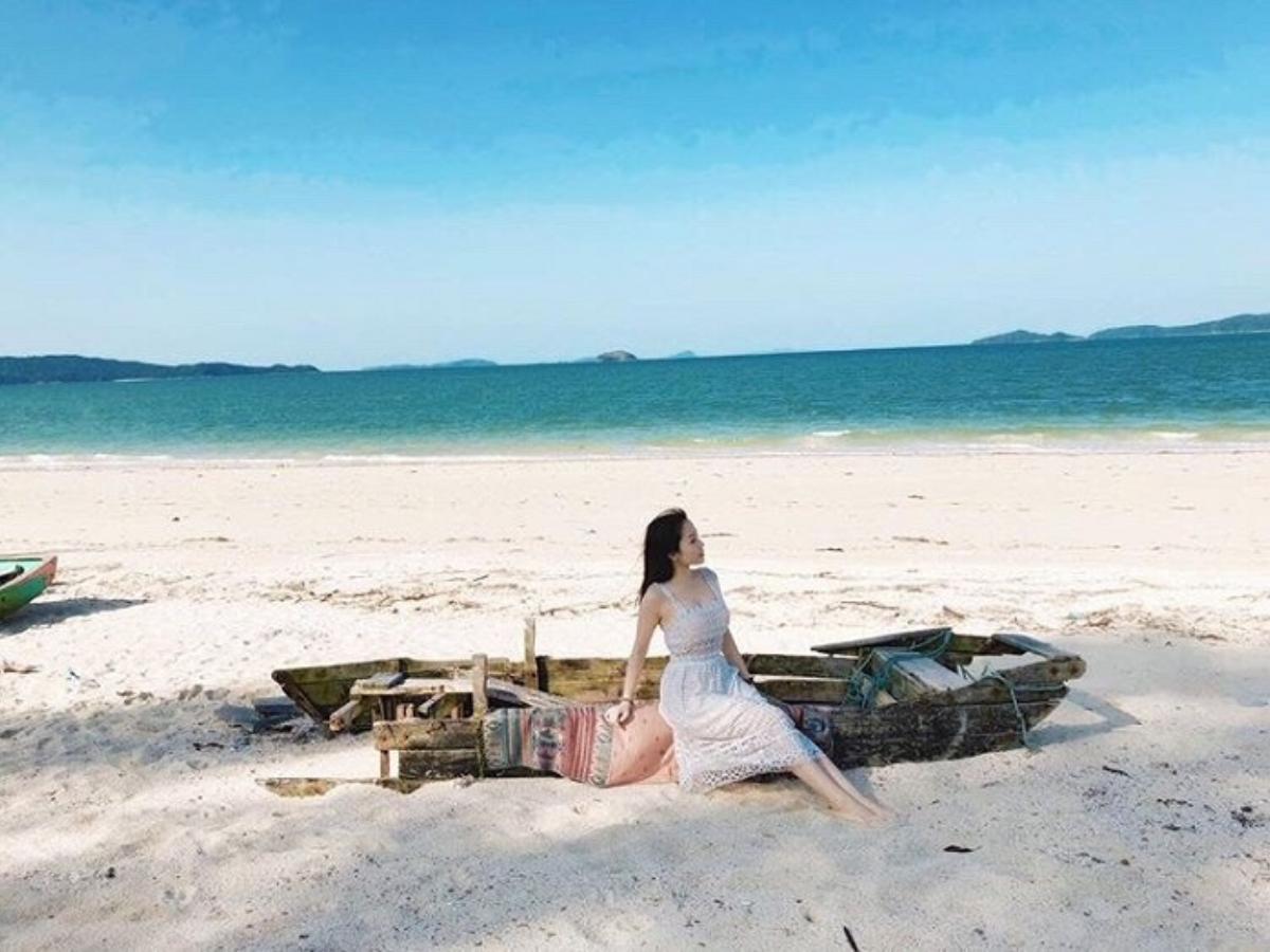 Bãi Hồng Vàn và Vàn Chảy gây ấn tượng với làn nước trong vắt nhìn thấy đáy.