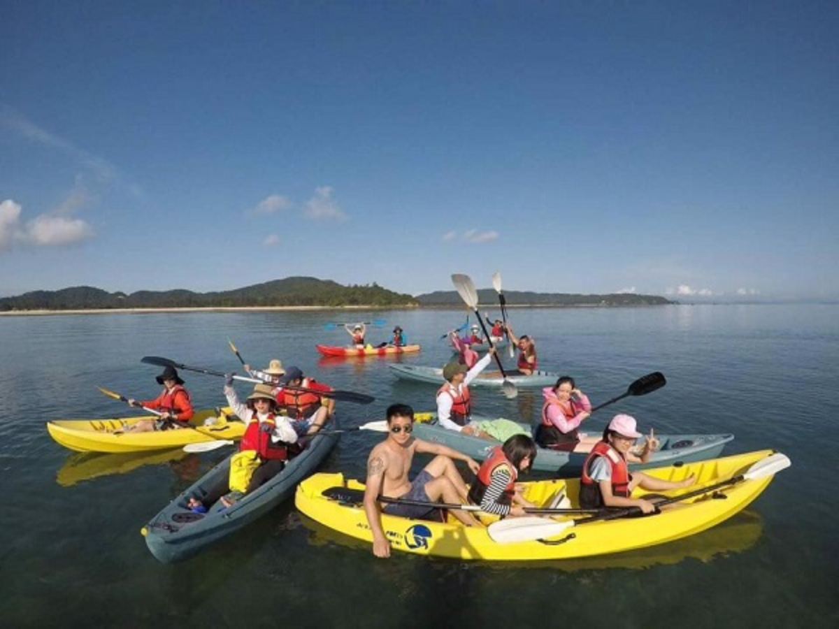 Ngày thứ hai phù hợp cho tắm biển chèo kayak lặn san hô và thăm Cô Tô Con.