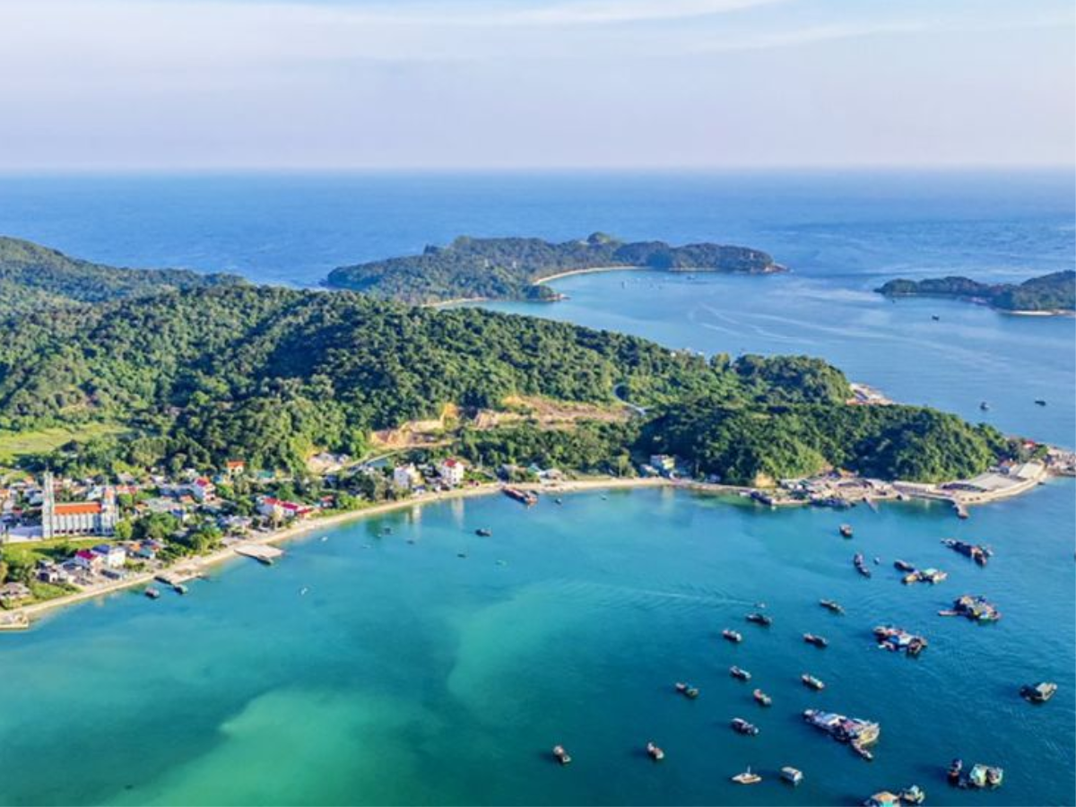 Vị trí tách biệt đất liền tạo cho Cô Tô vẻ đẹp trong trẻo và hoang sơ hiếm có.