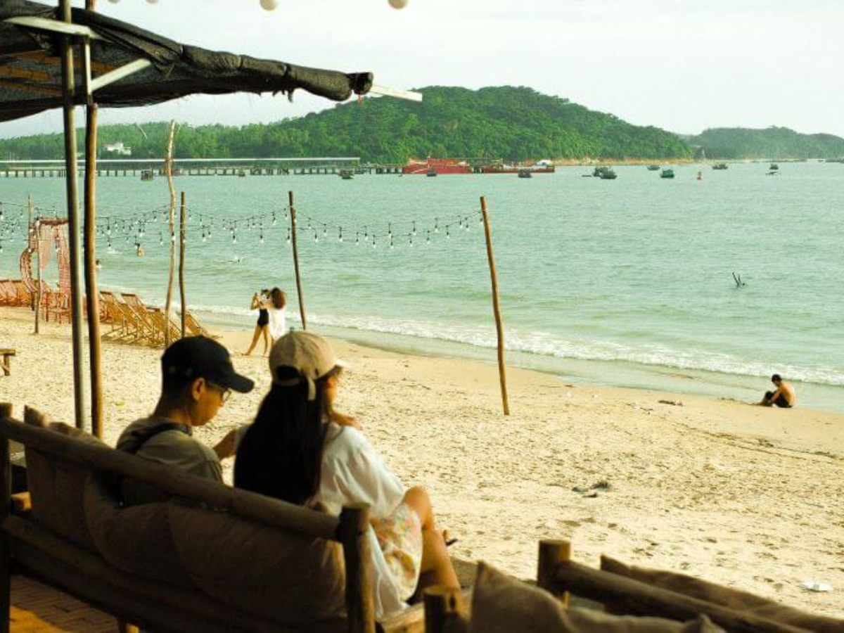 Mùa hè là thời điểm rực rỡ nhất khi Cô Tô đón lượng khách đông vui nhộn nhịp.