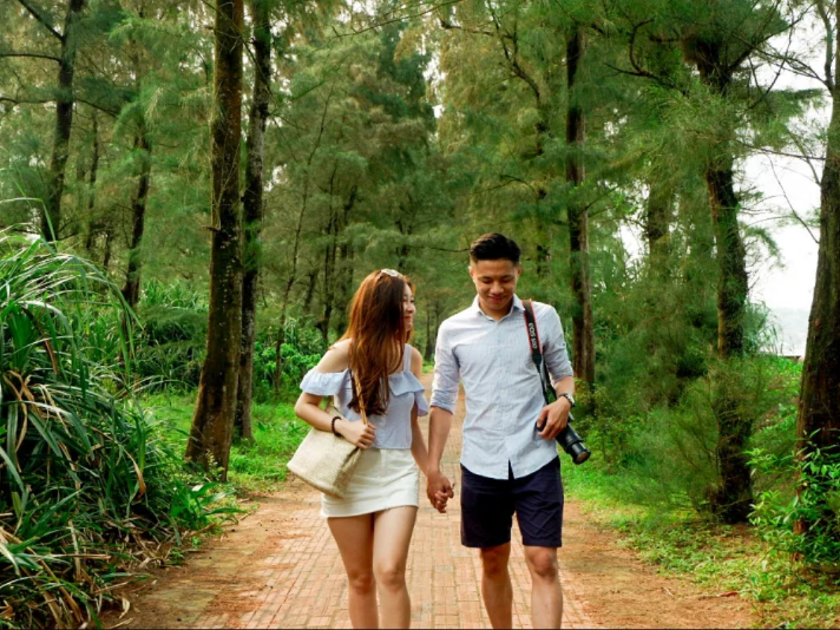 Trước khi rời đảo hãy dạo thị trấn mua quà và check in đường Tình Yêu.