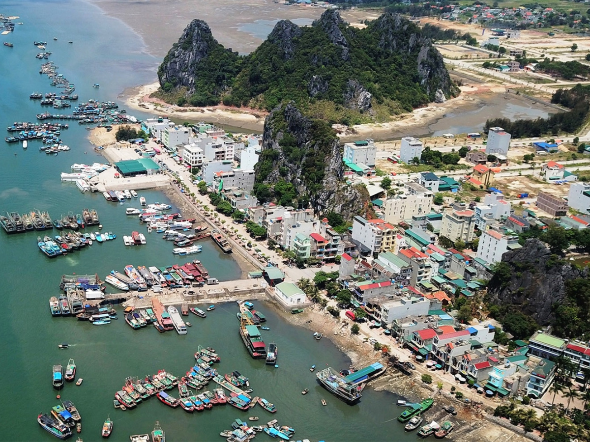 Hành trình du lịch Quan Lạn tự túc thường bắt đầu từ Hà Nội đến cảng Vân Đồn.