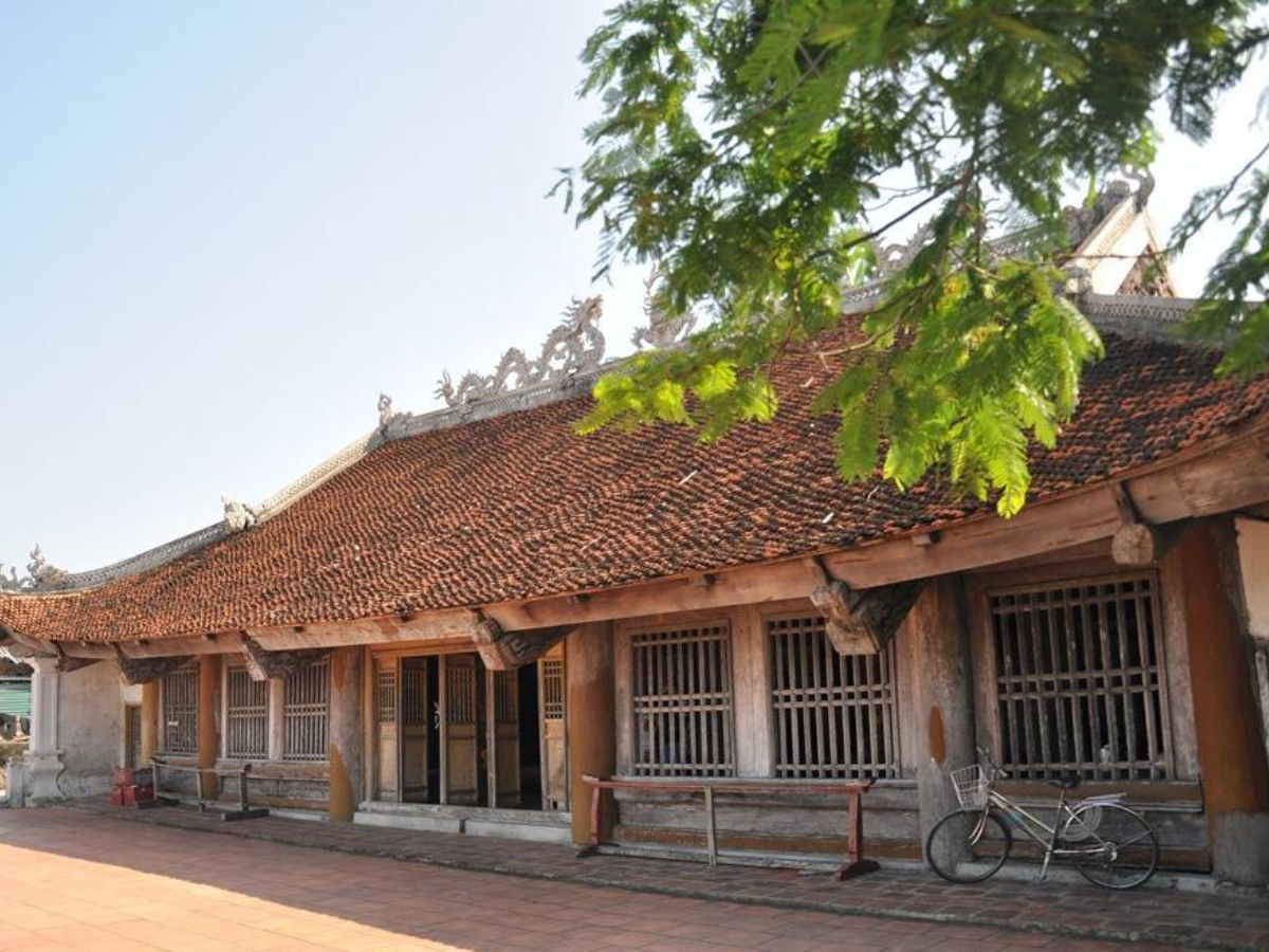 Sáng ngày hai hãy ghé đình Quan Lạn và Eo Gió sau bữa sáng hải sản.