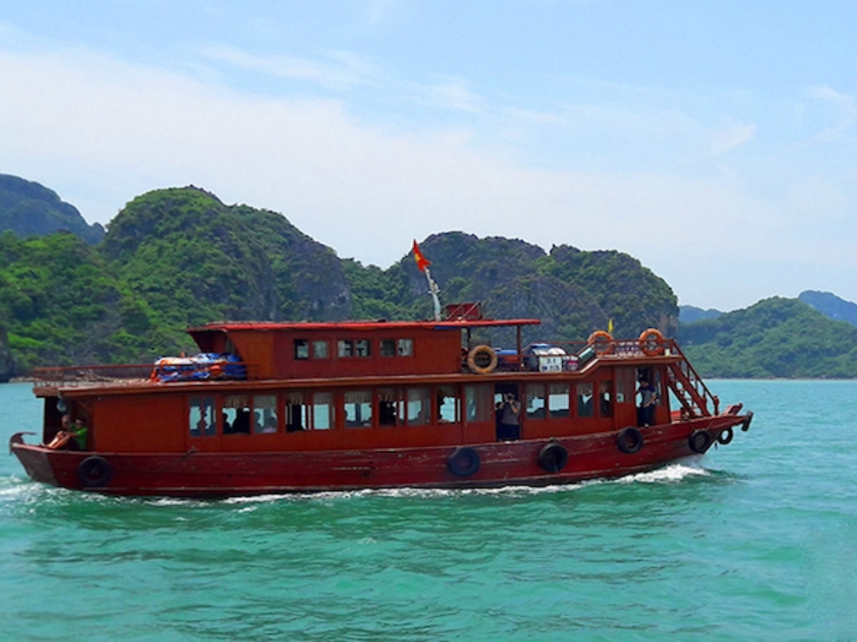 Tàu gỗ mang đến trải nghiệm chậm rãi phù hợp du khách thích ngắm biển.
