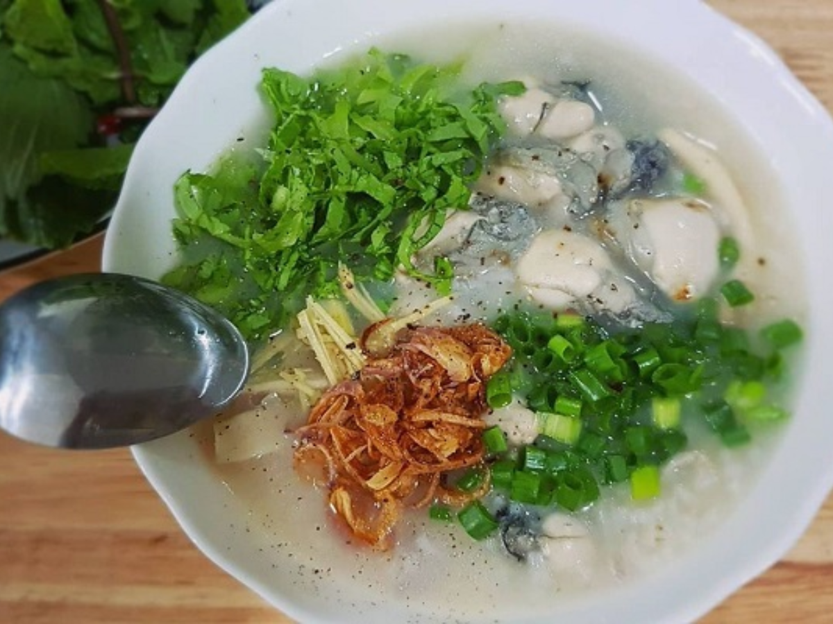 Cháo hàu Quan Lạn thường được ăn buổi sáng khi hàu còn tươi rói.