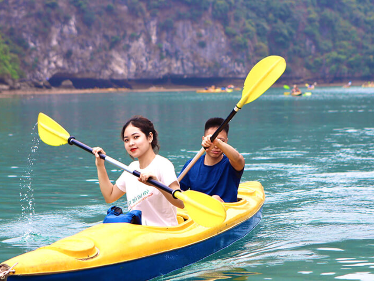 Chèo kayak trên làn nước trong xanh giúp khám phá những góc biển vắng.