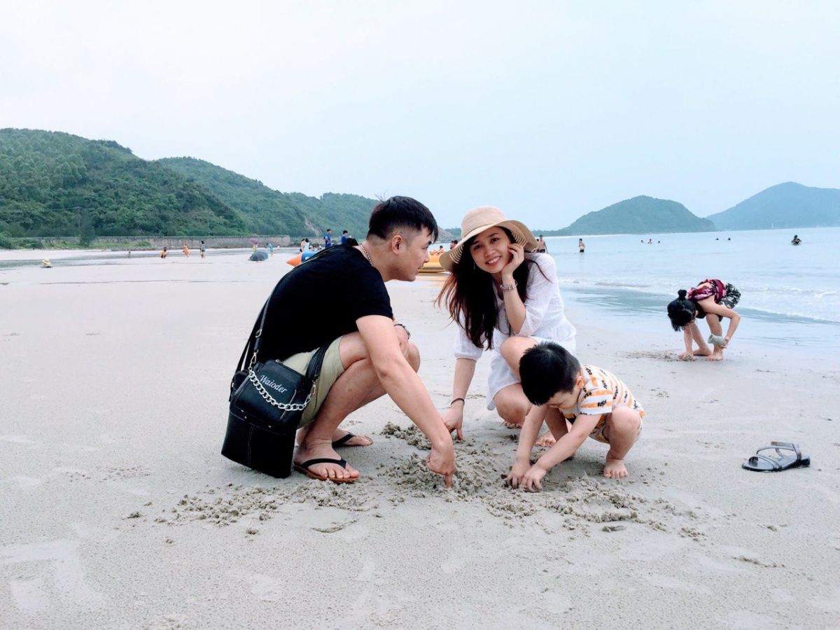 Mùa hè, bãi Minh Châu thu hút du khách đến vui chơi và thư giãn.