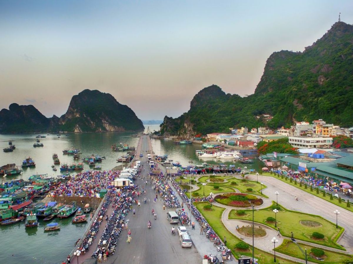 Du khách đi tàu ra cầu cảng Quan Lạn rồi tiếp tục di chuyển đến bãi tắm Minh Châu.