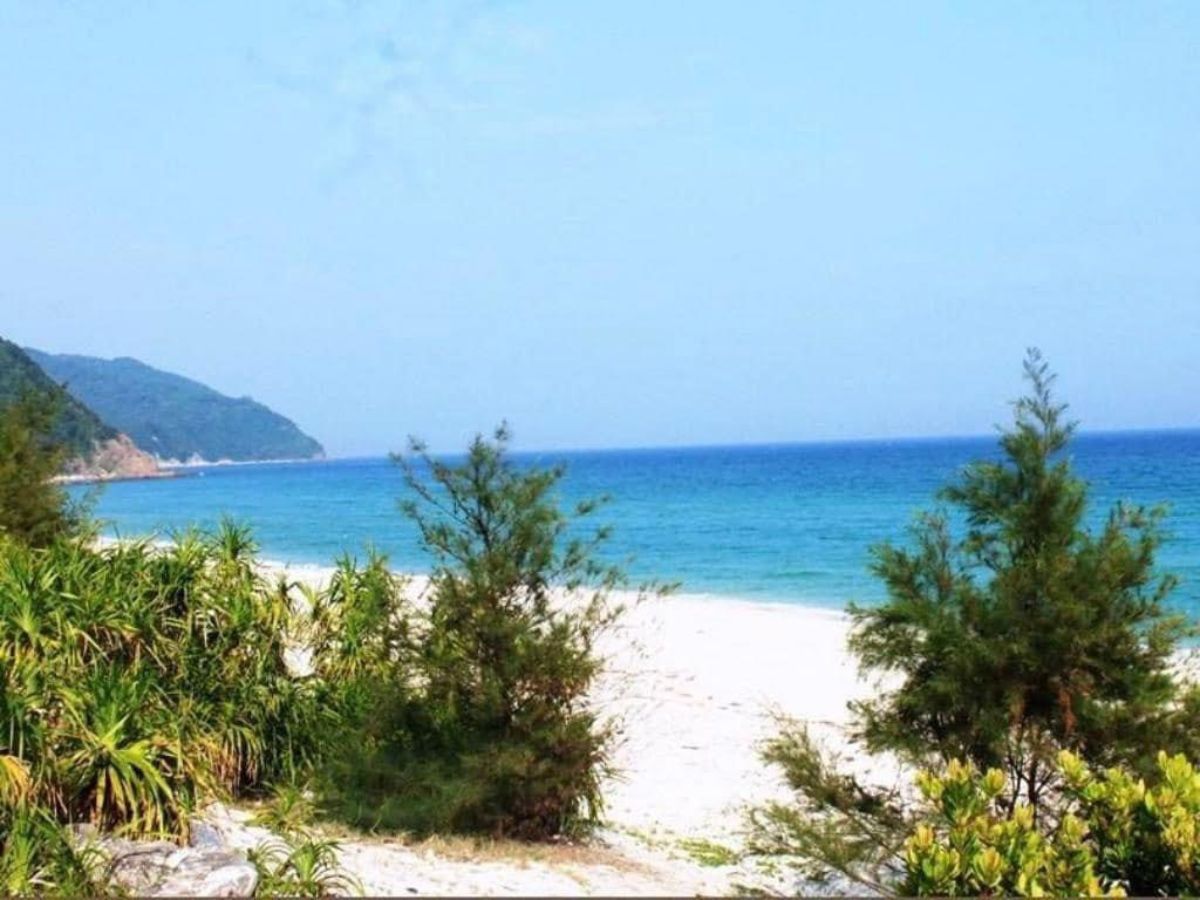 Bãi Minh Châu cách trung tâm Quan Lạn 12 km về phía đông bắc của đảo.