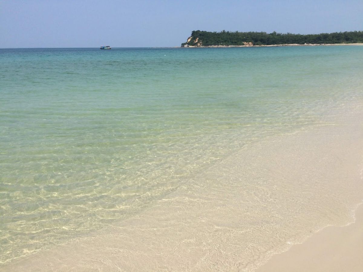 Bãi cát Minh Châu trắng mịn, khung cảnh bình yên thu hút du khách.