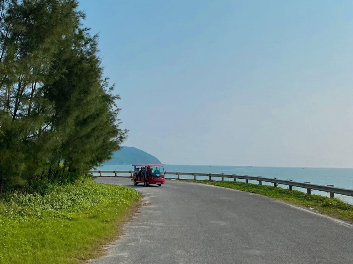 Tuyến đường xuyên đảo đóng vai trò kết nối giao thông trên đảo.