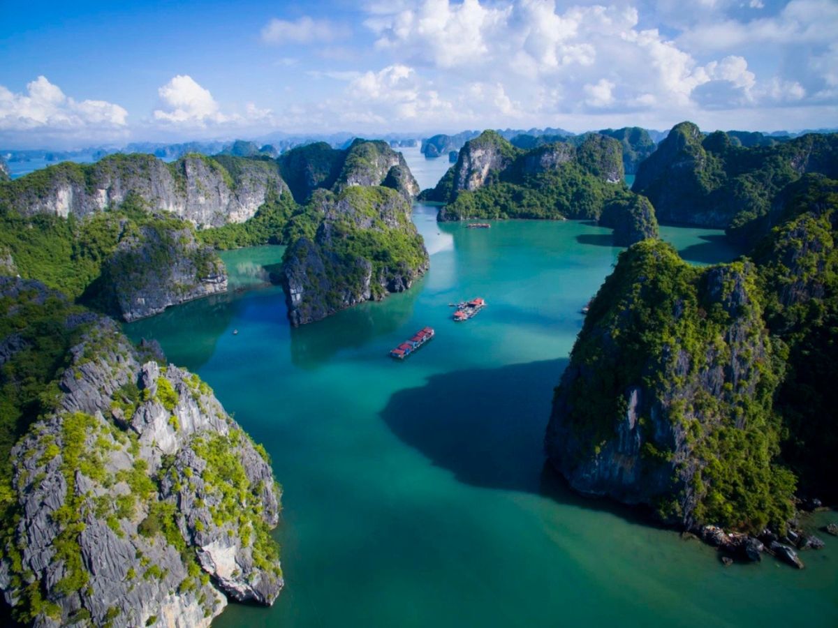 Quan Lạn là một Đặc khu Vân Đồn, nằm trong vịnh Bái Tử Long.