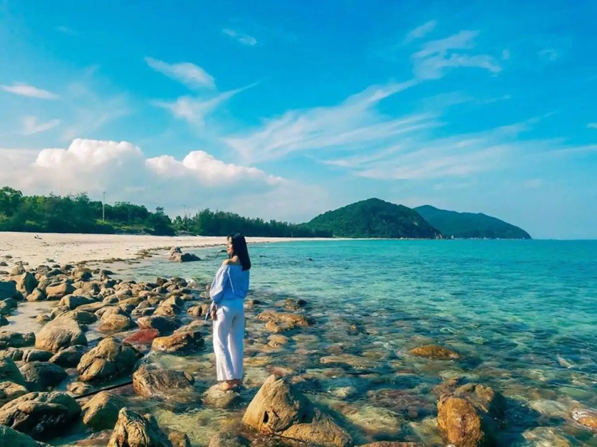 Bãi Minh Châu Quan Lạn đẹp bình yên thu hút du khách.