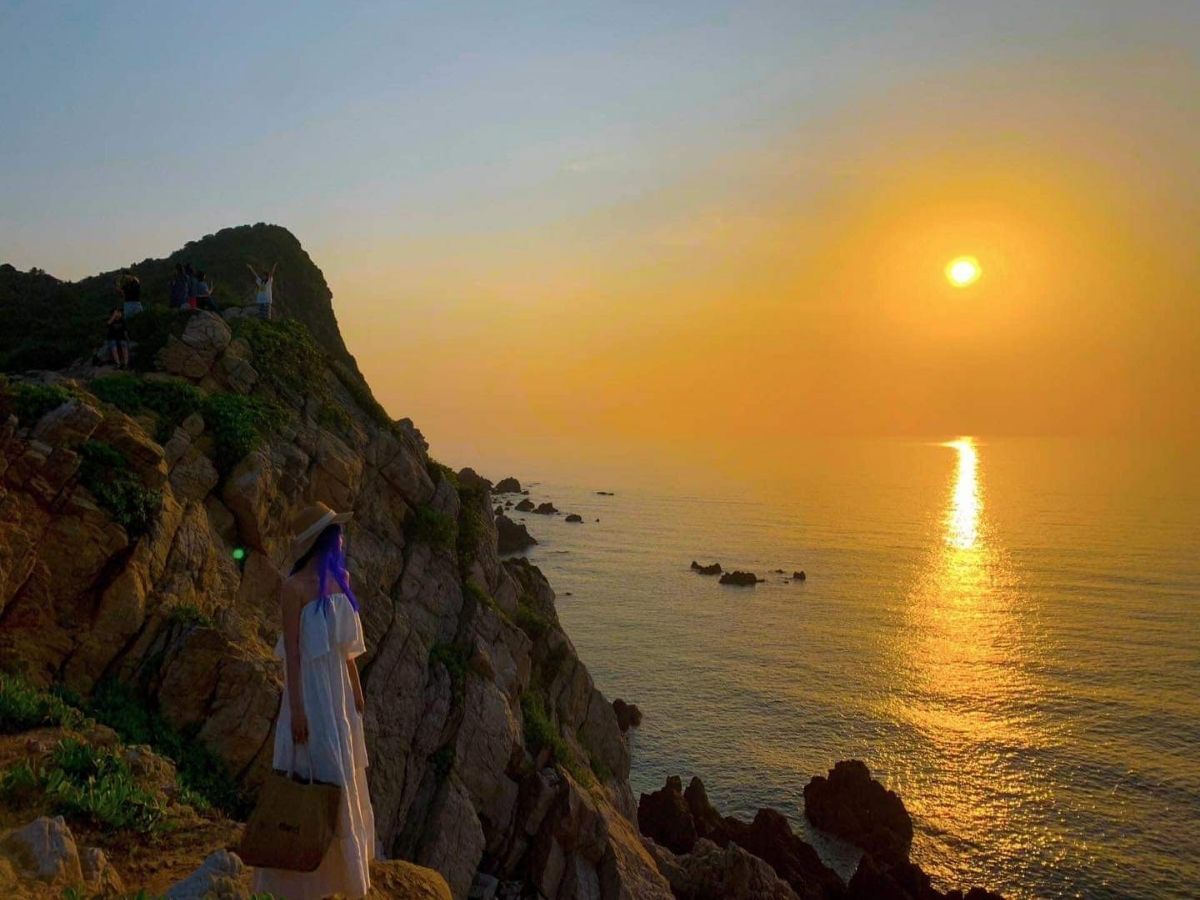 Du khách đến check-in eo gió Quan Lạn vào sáng sớm hoặc chiều muộn.