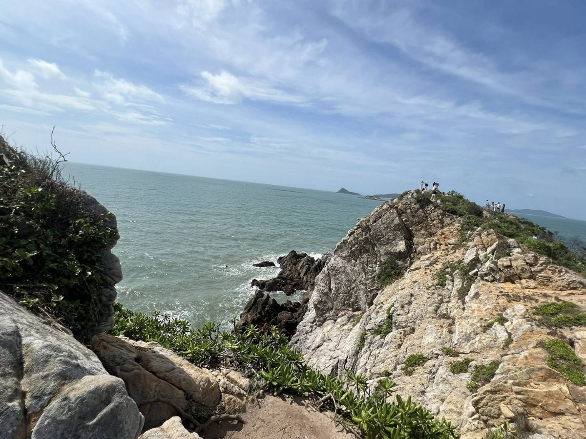 Eo gió Quan Lạn nằm ở phía Nam của đảo.
