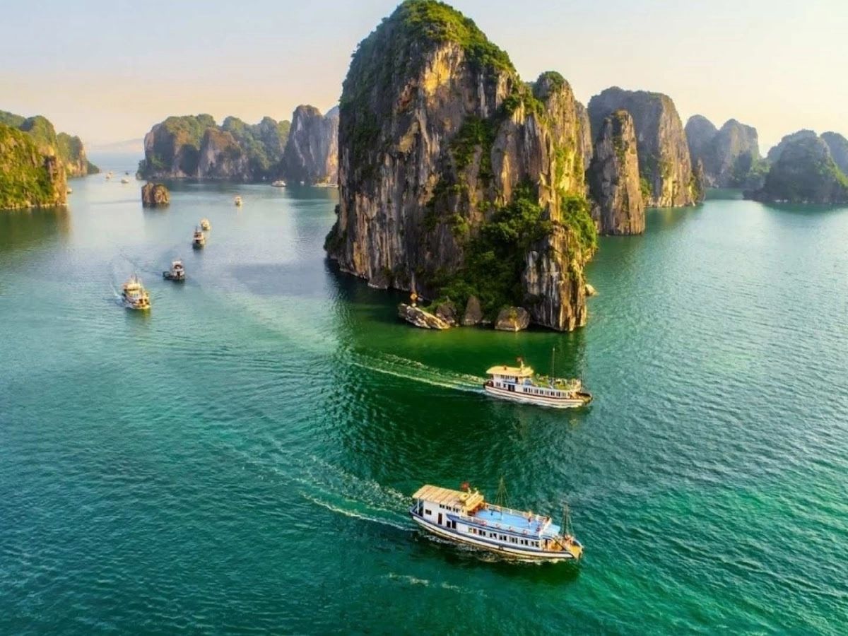 Du khách đi bằng tàu thuyền du lịch hoặc tàu địa phương để ra đảo Ba Mùn.