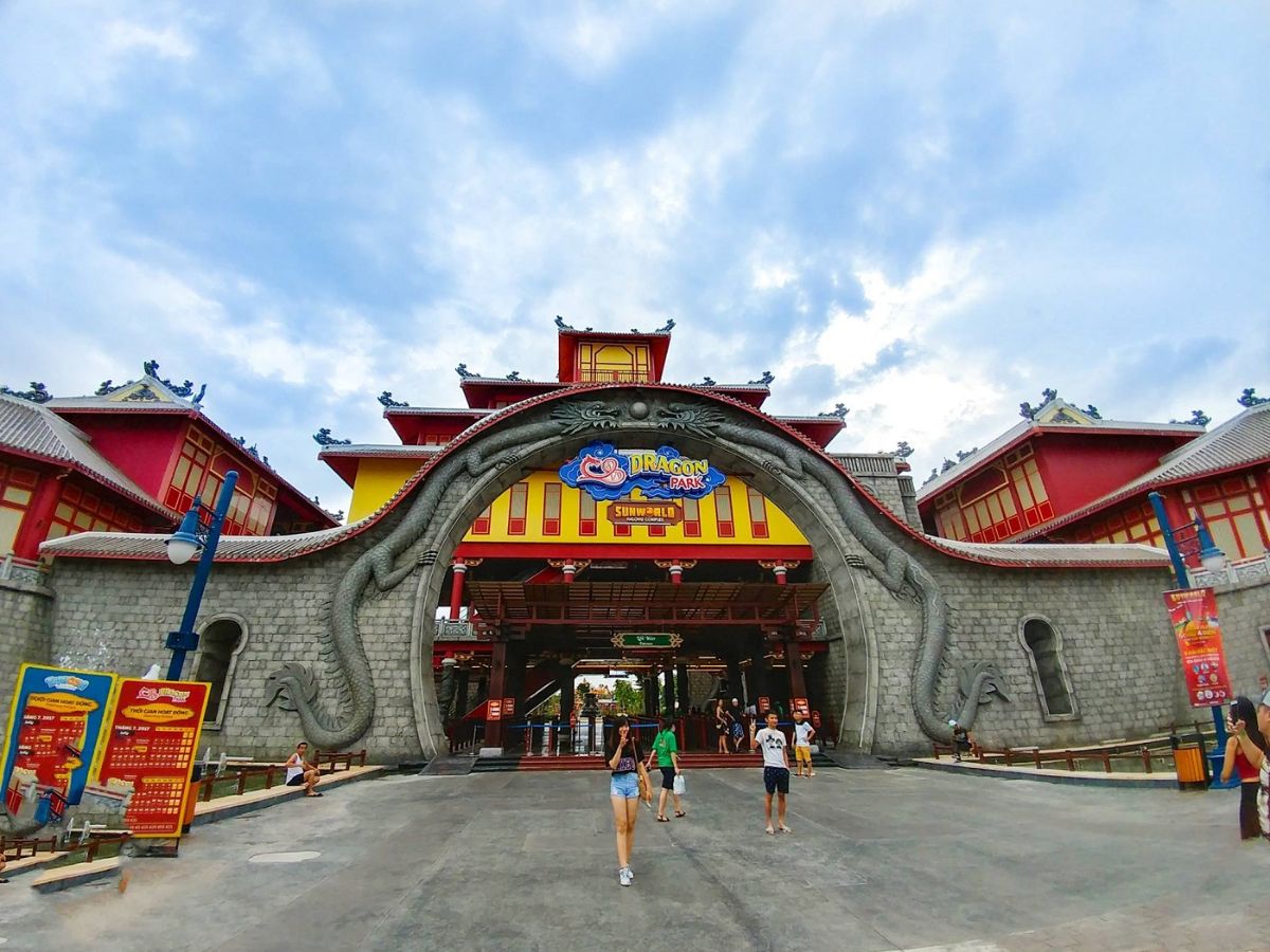 Du khách khám phá Sun World Ha Long với nhiều trải nghiệm giải trí hiện đại.