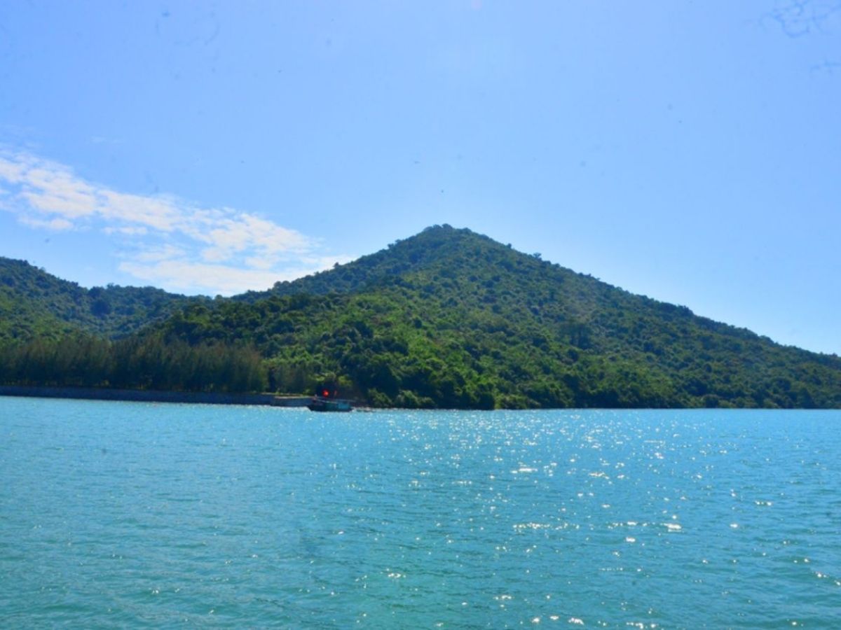 Đảo Ba Mùn nằm trong khu vực vịnh Bái Tử Long, Quảng Ninh.