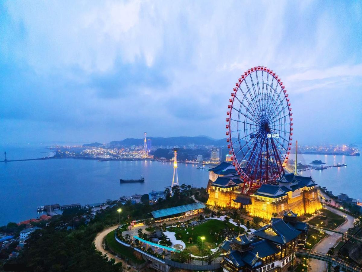 Du khách ghé Sun World Ha Long để trải nghiệm giải trí hiện đại ven biển Quảng Ninh.
