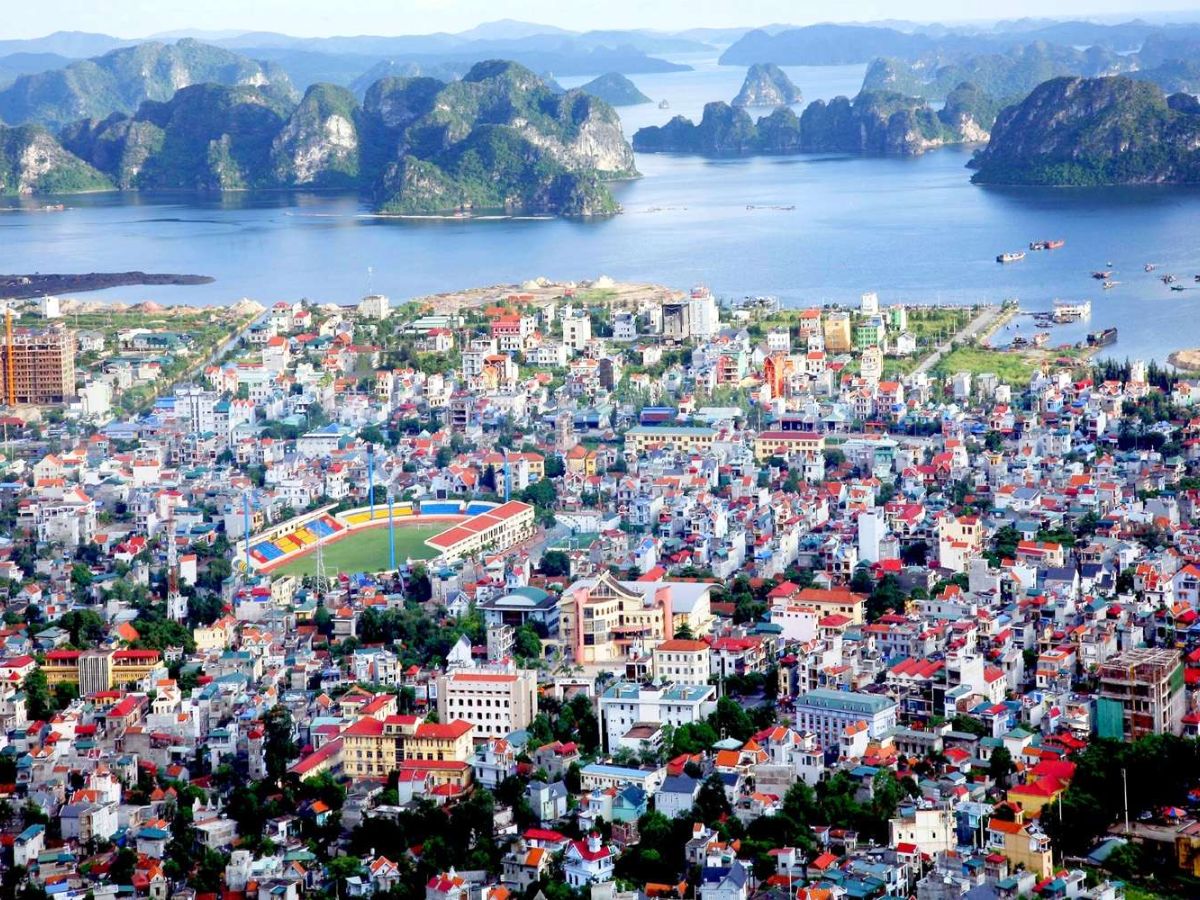 Cẩm Phả là nằm ở phía Đông Hạ Long, cách 50 km.