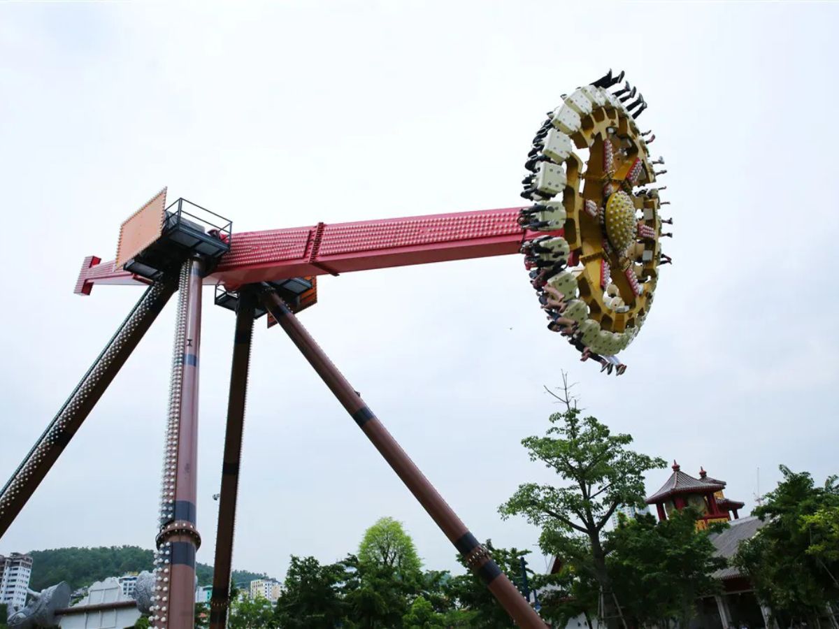 Sun World Ha Long có nhiều trò chơi cảm giác mạnh hiện đại thu hút các bạn trẻ tham gia.