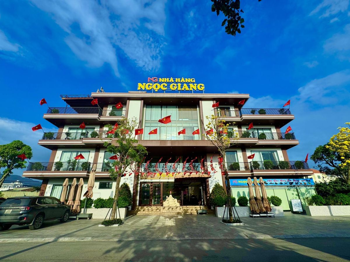 Nhà hàng Ngọc Giang với không gian sang trọng và ẩm thực đặc trưng của vùng ven biển.