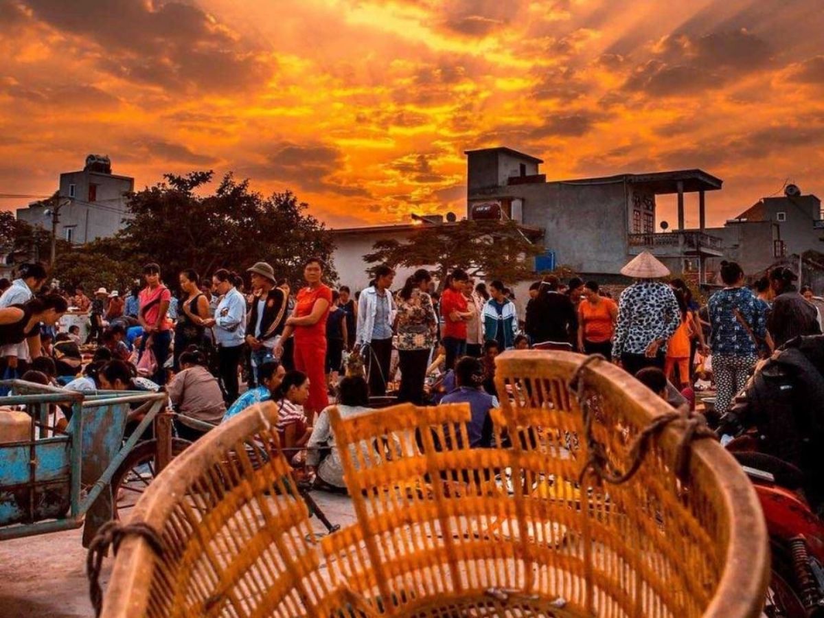 Không gian chợ nhộn nhịp là nét đặc trưng của chợ Quan Lạn.