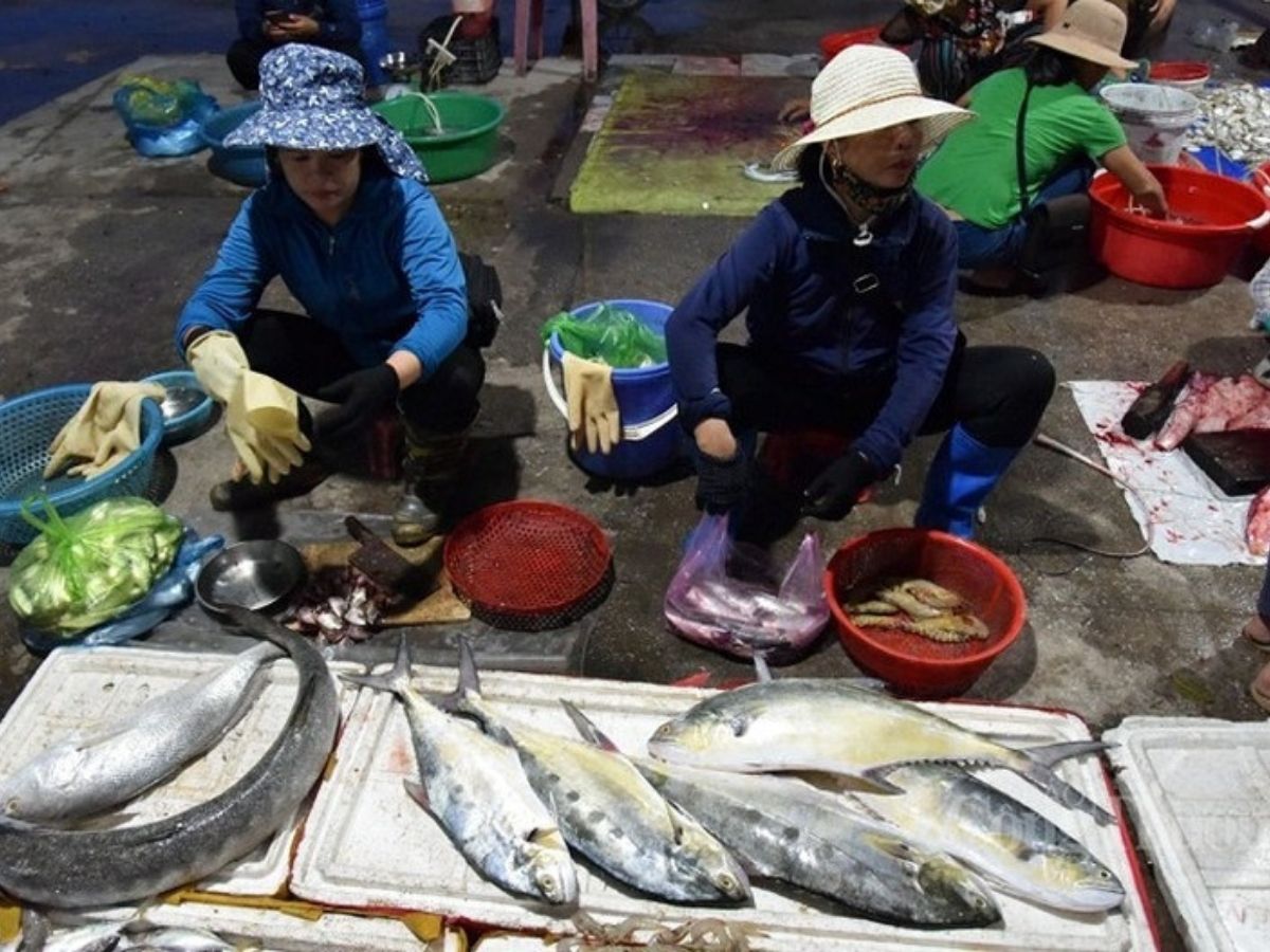 Chợ Quan Lạn nằm ở trung tâm đảo, dễ dàng tiếp cận từ nhiều khu vực của đảo.
