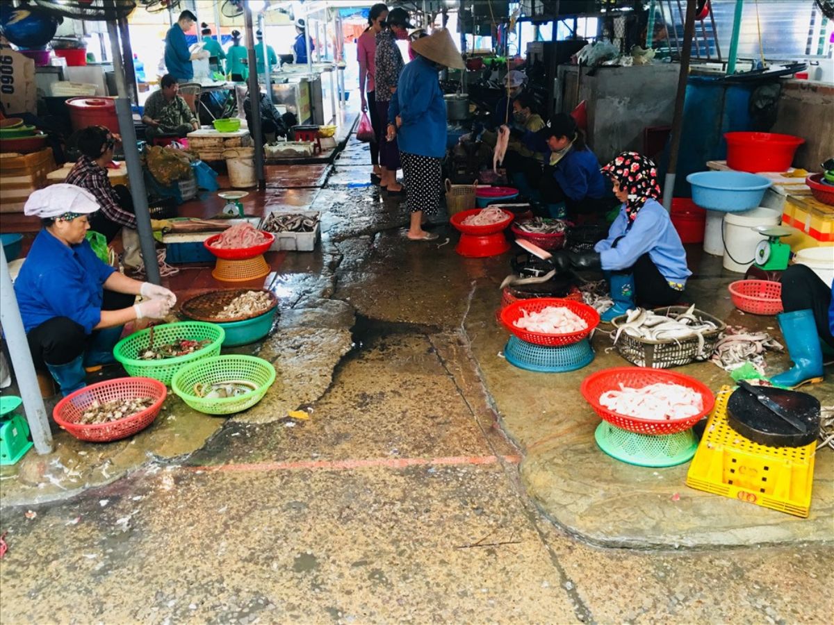 Chợ Cẩm Phả đóng vai trò quan trọng thể hiện lối sống và văn hóa của người dân nơi đây.