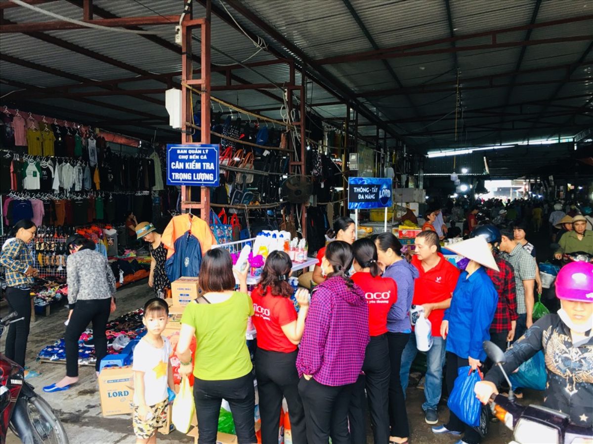 Du khách có thể trải nghiệm không gian chợ Cẩm Phả để cảm nhận nhịp sống nơi đây.