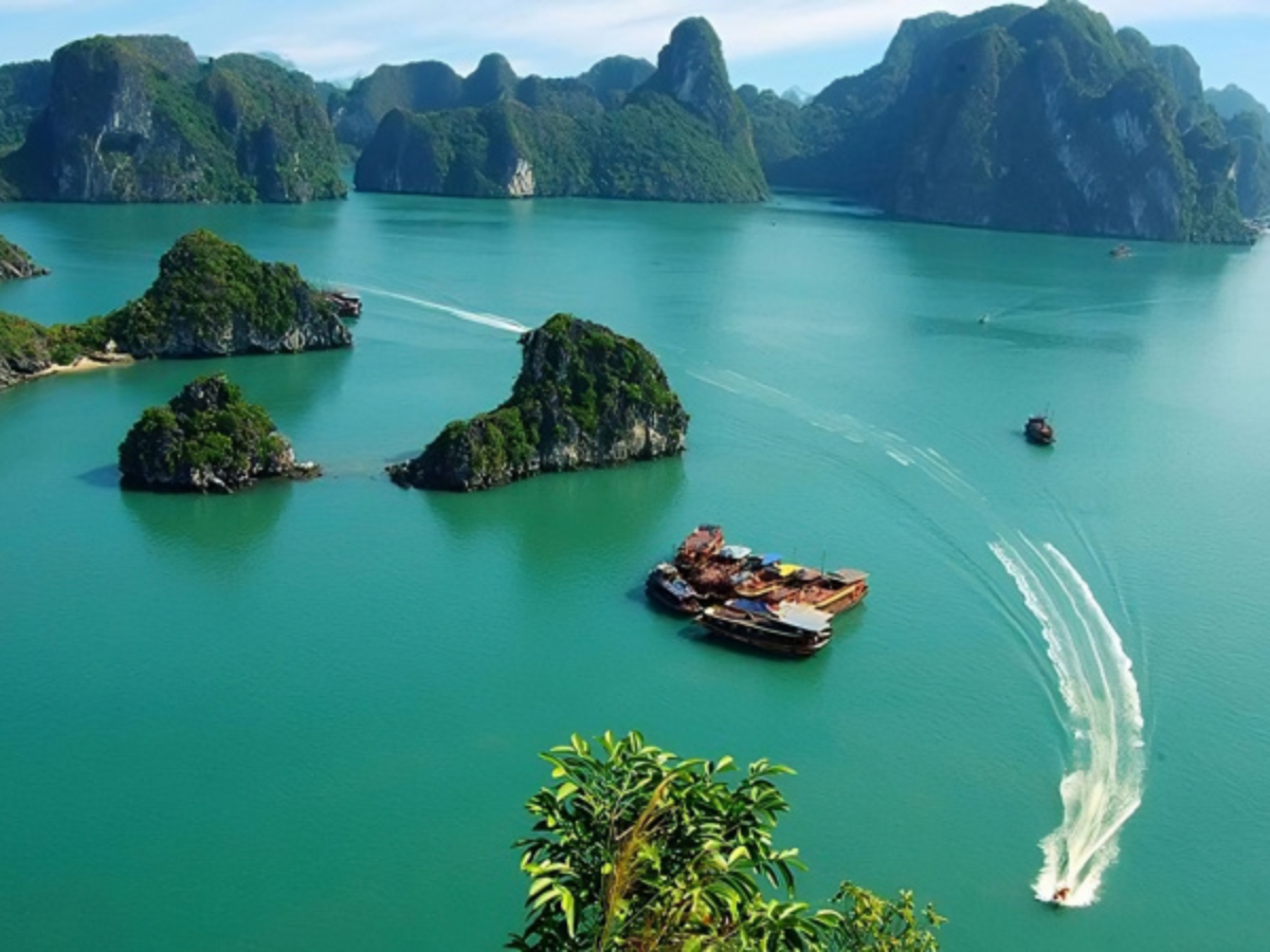 Biển Vũng Đục là điểm đến được yêu thích nhờ không gian thoáng đãng và cảnh biển hiền hòa.