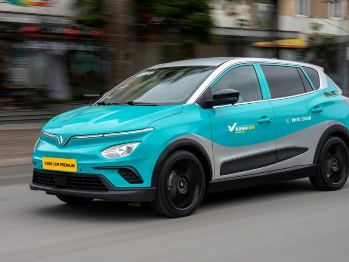 Taxi truyền thống và xe công nghệ hoạt động phổ biến, phù hợp di chuyển quãng ngắn trong nội thành.