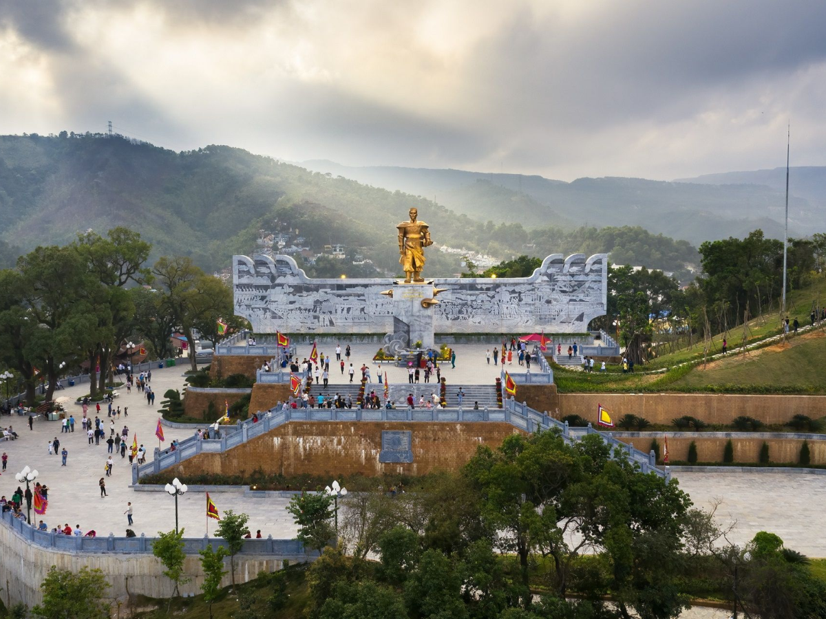 Đền Cửa Ông là điểm du lịch tâm linh quan trọng, thu hút đông đảo du khách khi đến Cẩm Phả.