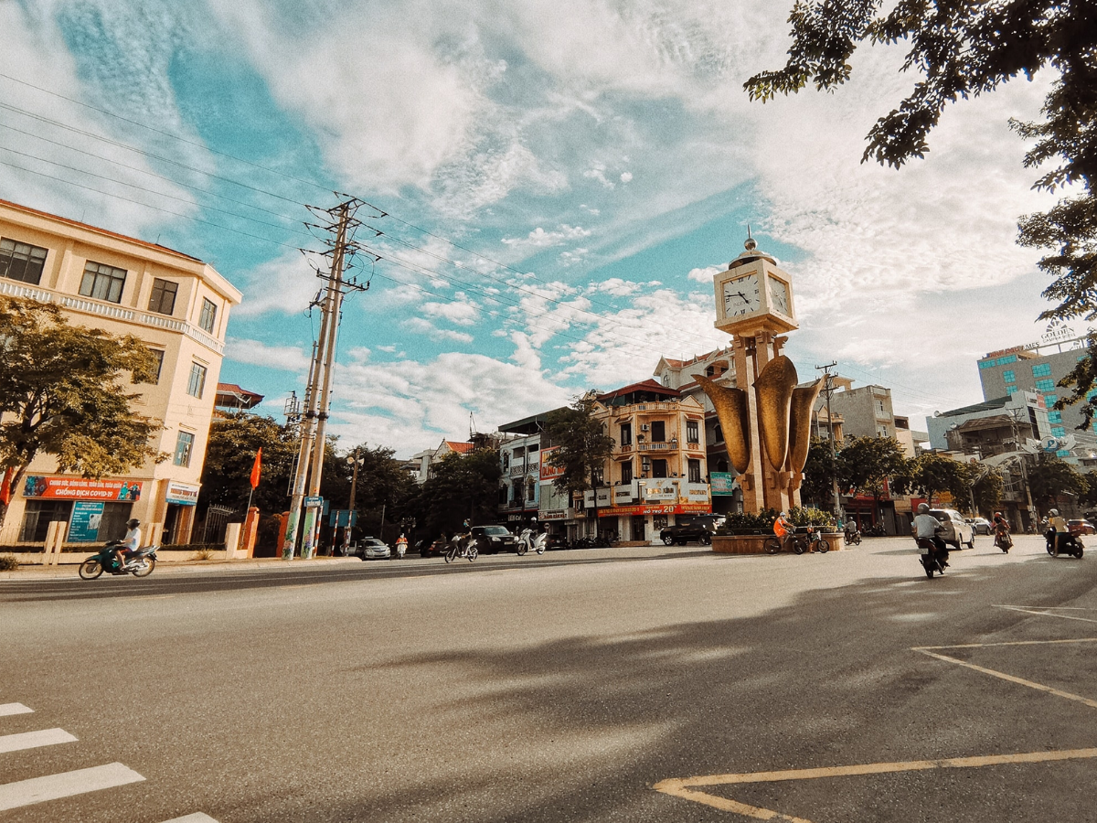 Cẩm Phả thuộc tỉnh Quảng Ninh, nằm phía Đông Bắc vịnh Hạ Long, cách Hà Nội hơn 200 km.