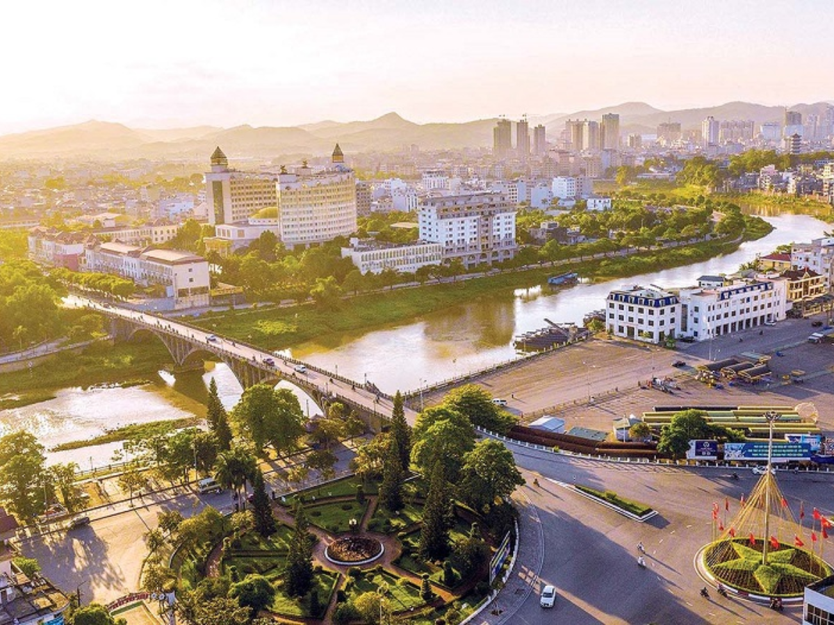 Móng Cái thuộc tỉnh Quảng Ninh, vừa là thành phố cửa khẩu quốc tế giáp Trung Quốc vừa sở hữu bãi biển Trà Cổ nổi tiếng.